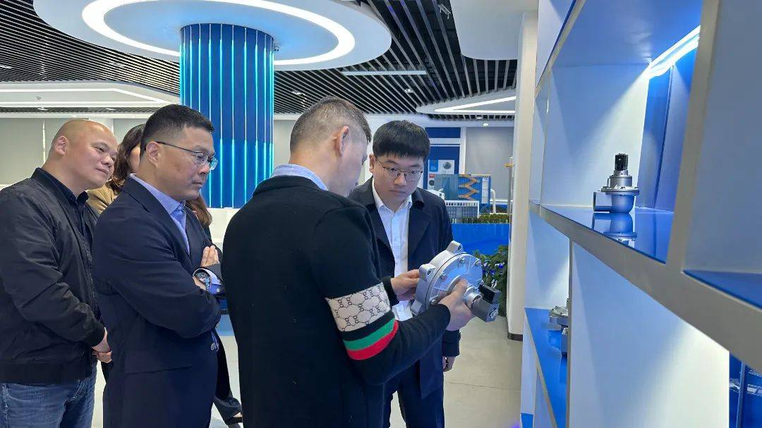 浙江省海寧市鹽官鎮黨委書記江超一行蒞臨我司考察交流插圖1